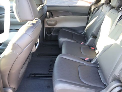 New 2026 Kia Carnival EX image 15