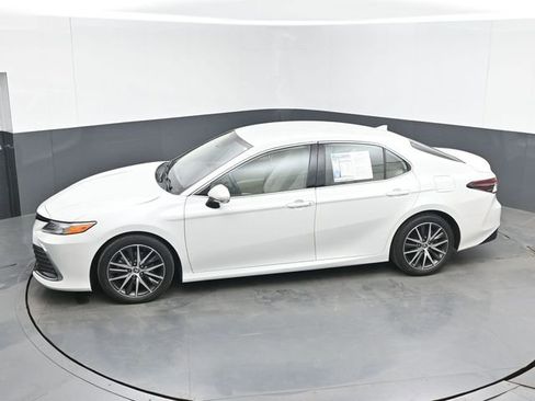 Used 2022 Toyota Camry XLE FWD image 32