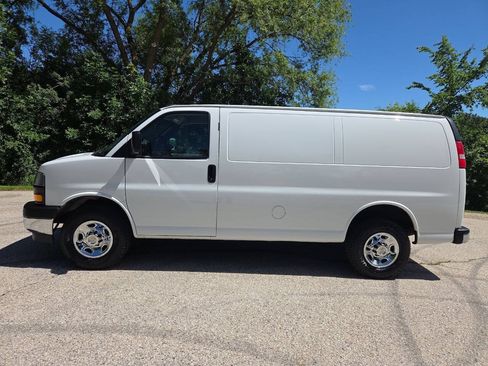 Used 2020 Chevrolet Express 3500 w/ Driver Convenience Package RWD image 3
