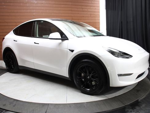 Used 2022 Tesla Model Y Long Range image 10