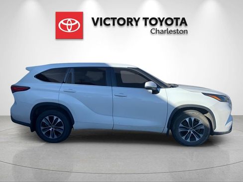 Used 2022 Toyota Highlander XLE image 3