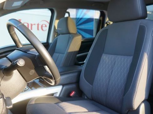 Used 2024 Nissan Titan SV w/ SV Convenience Package image 11