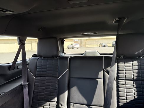 Used 2022 Cadillac Escalade ESV Premium Luxury Platinum image 31