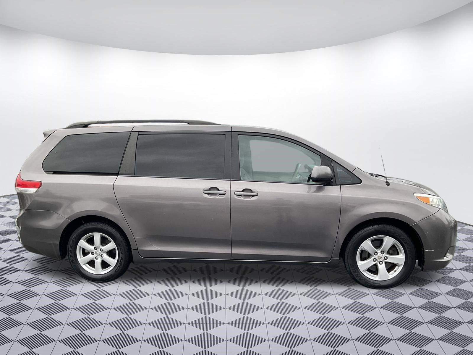 Used 2012 Toyota Sienna LE w/ Towing Pkg FWD image 2