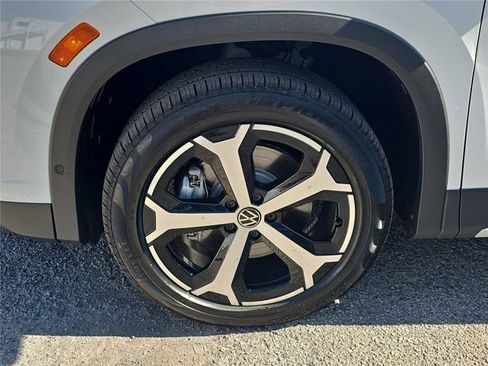 New 2026 Volkswagen Tiguan SE image 8