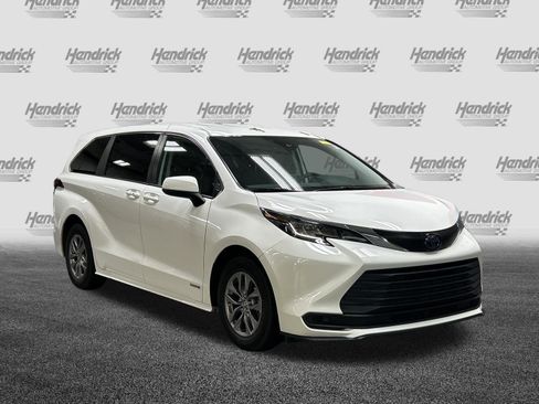 Used 2021 Toyota Sienna LE FWD image 2