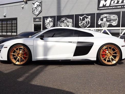 Used 2021 Audi R8 V10 w/ Premium Package image 2