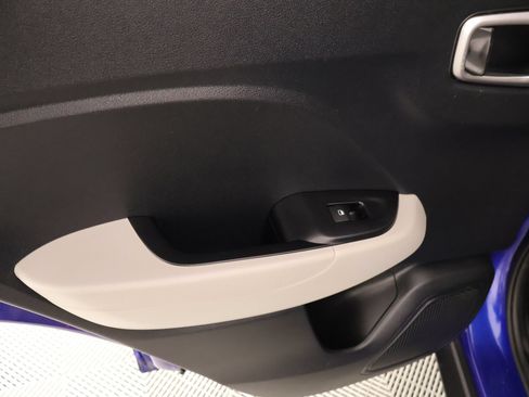 Used 2022 Hyundai Venue SEL FWD image 16