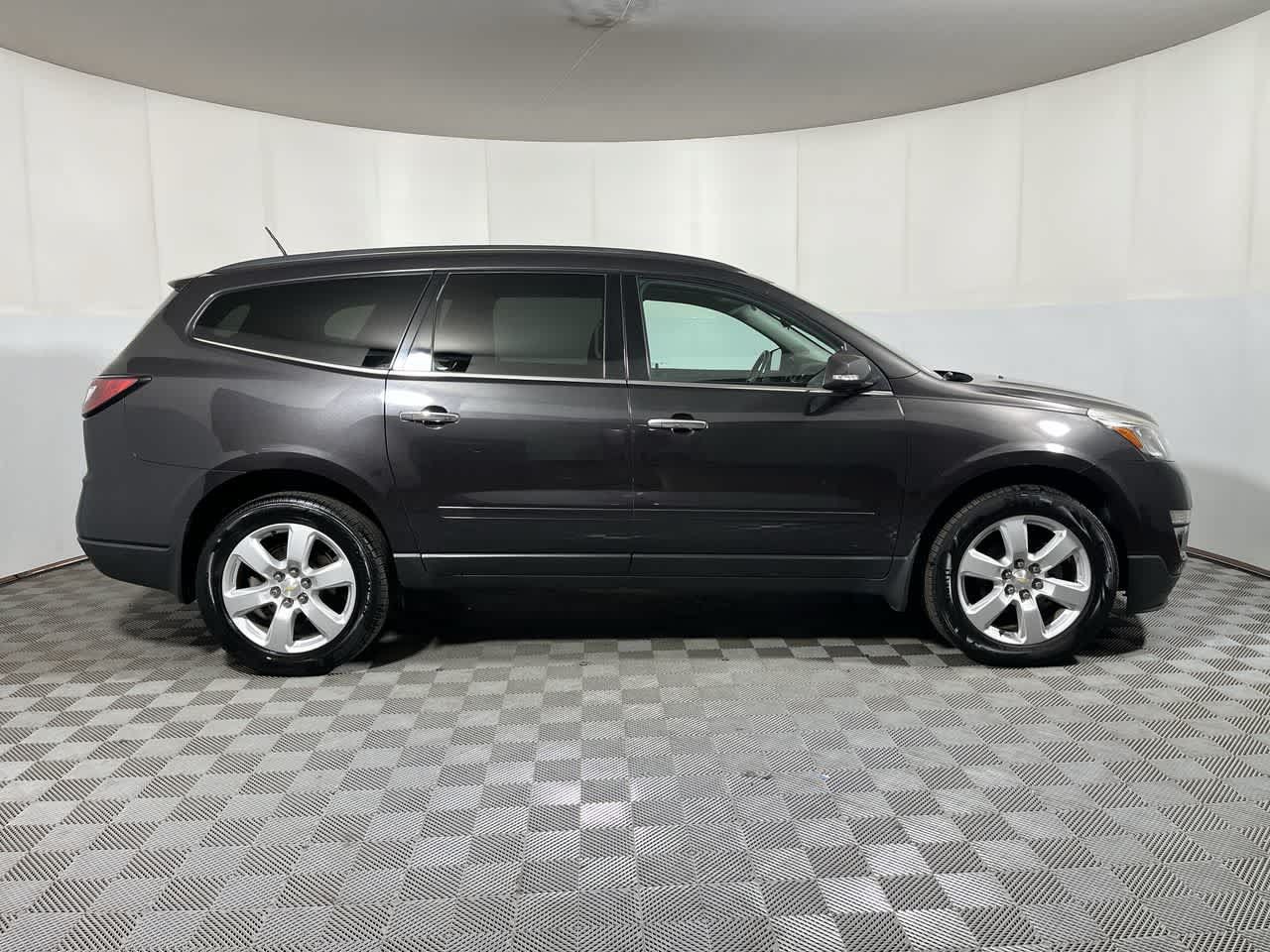 Used 2017 Chevrolet Traverse LT w/ Style and Technology Package FWD image 9