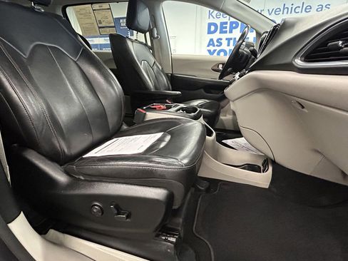 Used 2019 Chrysler Pacifica Touring-L Plus w/ Tire & Wheel Group image 19