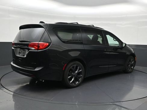 Used 2019 Chrysler Pacifica Limited w/ Advanced Safetytec Group FWD image 5