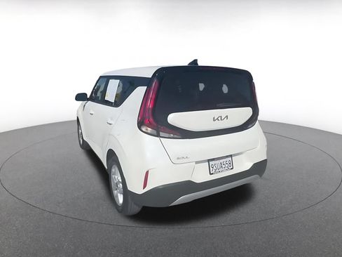 Used 2025 Kia Soul LX w/ LX Technology Package FWD image 10