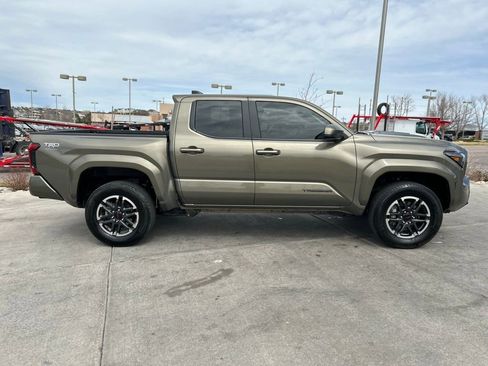 Used 2025 Toyota Tacoma TRD Sport AWD/4WD image 11