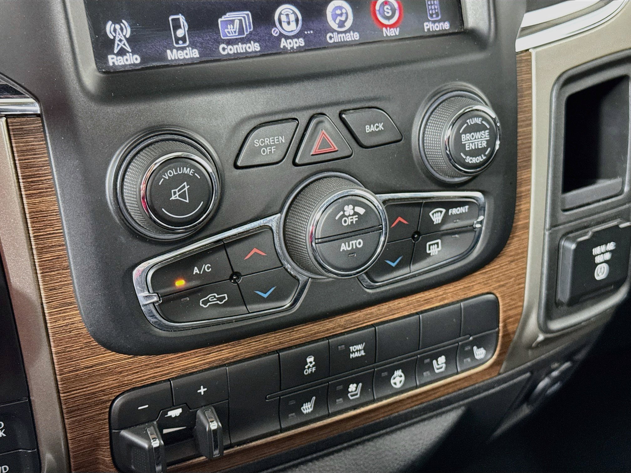 Used 2014 RAM 1500 Laramie w/ Convenience Group AWD/4WD image 16