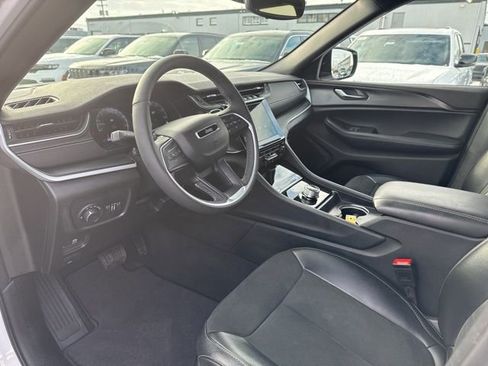 Used 2024 Jeep Grand Cherokee Altitude image 9