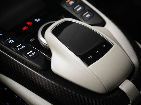 Used 2022 Aston Martin V8 Vantage Coupe RWD image 25