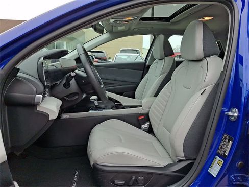 Used 2025 Hyundai Elantra Limited image 12