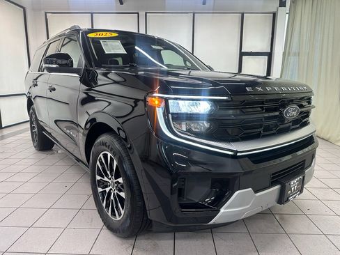 Used 2025 Ford Expedition Platinum image 2