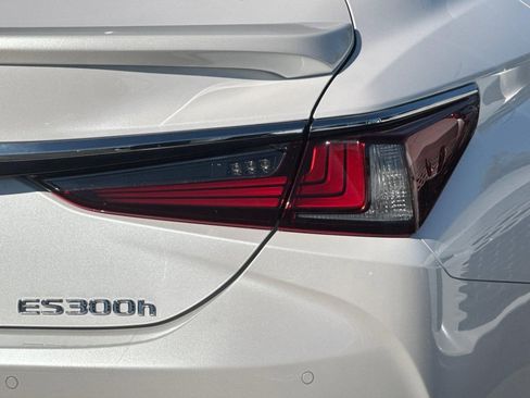 Certified 2025 Lexus ES 300h w/ Premium Package image 13