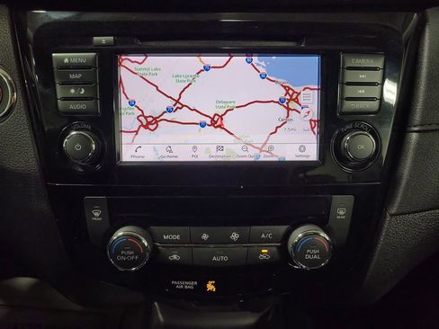 Used 2018 Nissan Rogue SV w/ Premium Package image 19