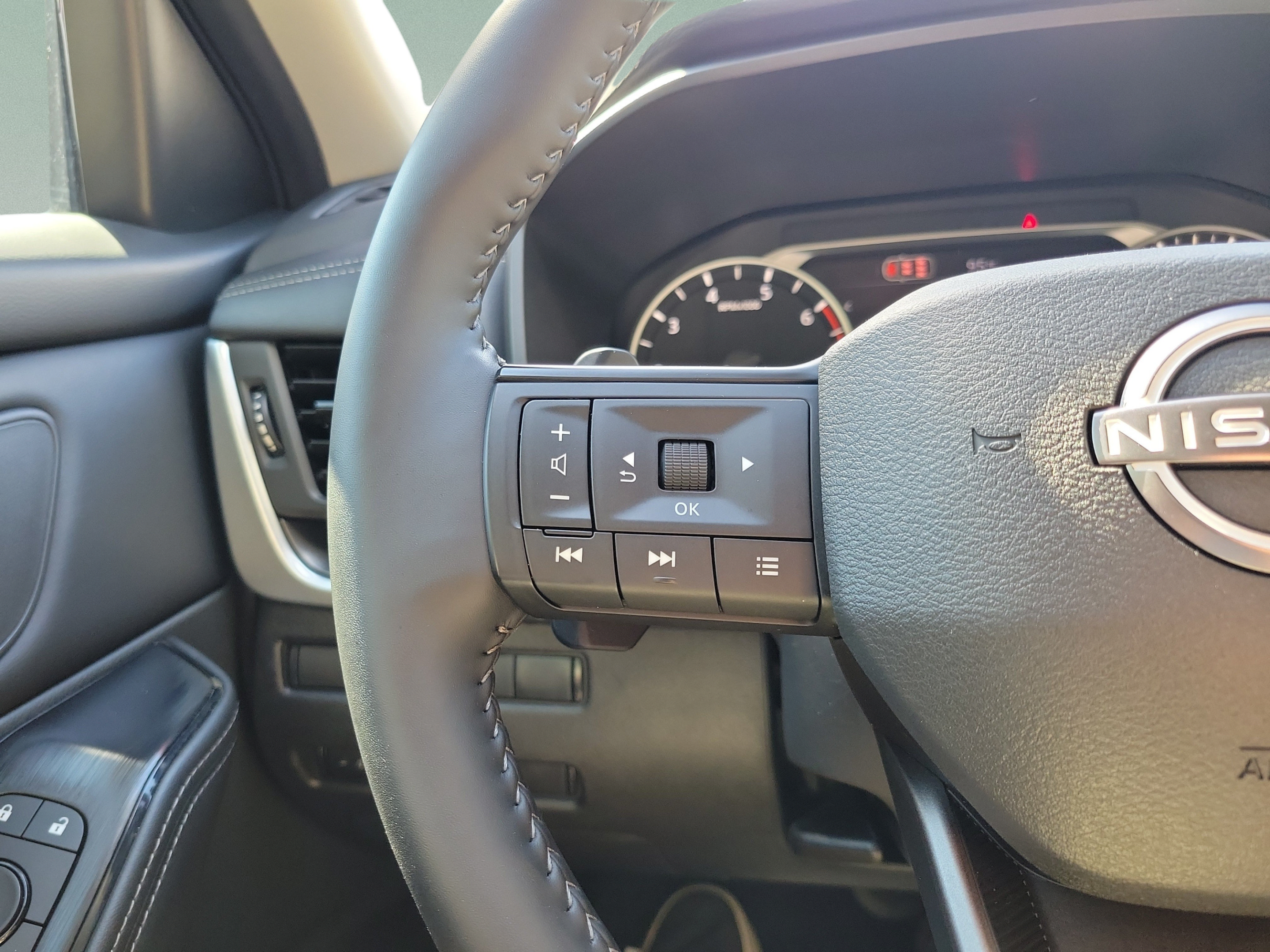 Certified 2026 Nissan Rogue SV FWD image 18