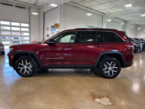 Used 2024 Jeep Grand Cherokee Limited RWD image 5