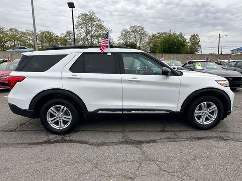 Used 2022 Ford Explorer XLT w/ Equipment Group 202A AWD/4WD image 3