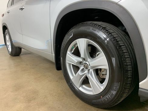 Used 2024 Toyota Highlander LE AWD/4WD image 6