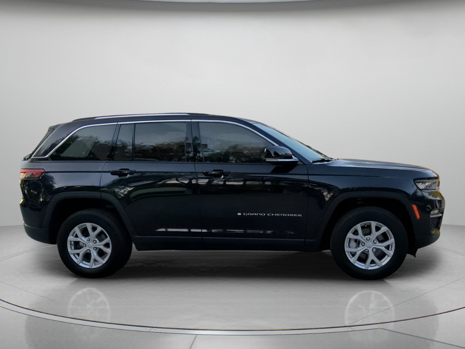 Used 2023 Jeep Grand Cherokee Limited w/ Luxury Tech Group II AWD/4WD image 33