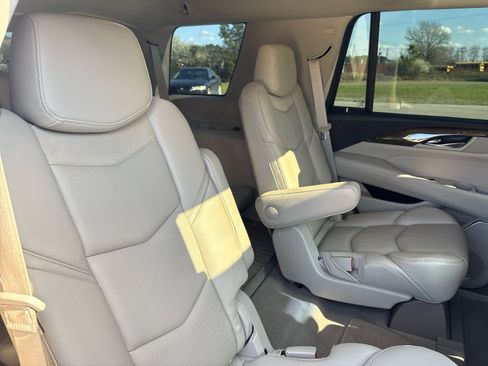 Used 2019 Cadillac Escalade Luxury image 13