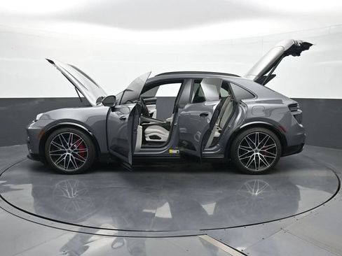 Certified 2025 Porsche Macan Turbo Electric AWD/4WD image 30