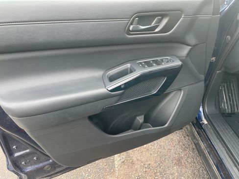 Used 2025 Nissan Pathfinder SV image 21