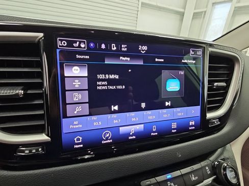 Used 2023 Chrysler Pacifica Touring-L FWD image 16