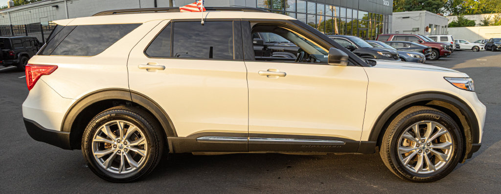 Used 2023 Ford Explorer XLT w/ Equipment Group 202A AWD/4WD image 5