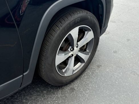 Used 2019 Jeep Cherokee Limited AWD/4WD image 31
