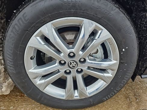 Used 2024 Toyota Sienna Platinum image 16