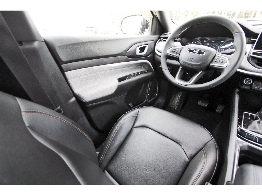 Used 2024 Jeep Compass Latitude w/ Sun and Sound Group AWD/4WD image 11