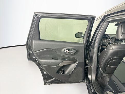Used 2019 Jeep Cherokee Latitude Plus AWD/4WD image 25