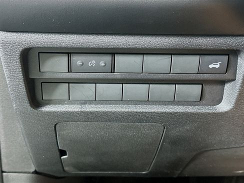 Used 2025 Mitsubishi Outlander SE image 17