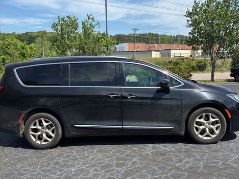 Used 2020 Chrysler Pacifica Touring-L FWD image 4