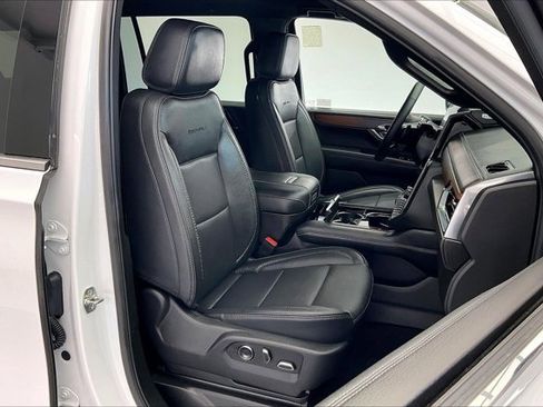 Used 2025 GMC Yukon XL Denali image 6