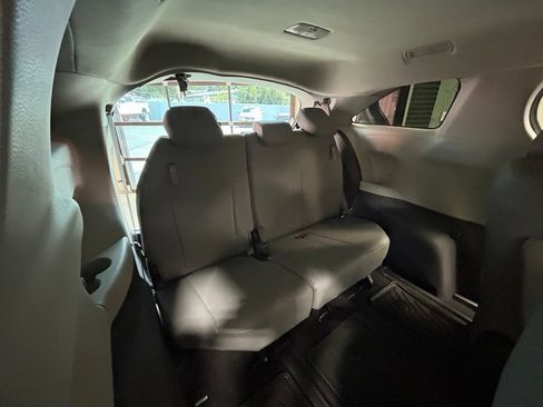Used 2022 Toyota Sienna XLE FWD image 6