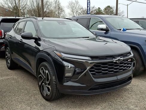 Used 2024 Chevrolet Trax RS w/ Sunroof Package image 2