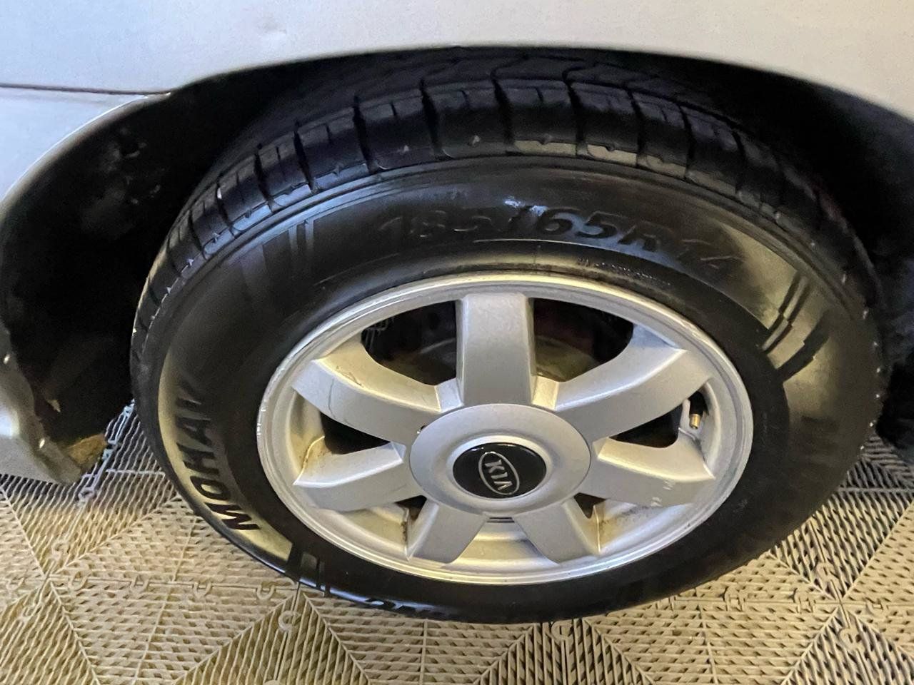 Used 2004 Kia Spectra Sedan FWD image 18
