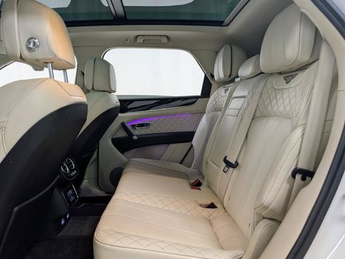 Used 2018 Bentley Bentayga AWD/4WD image 19
