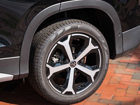 New 2025 Volkswagen Tiguan SE image 4