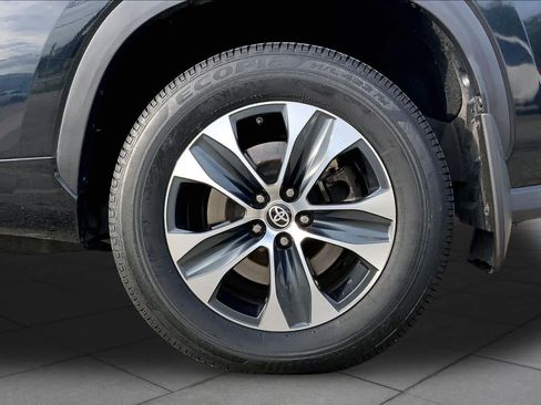 Used 2022 Toyota Highlander XLE AWD/4WD image 9
