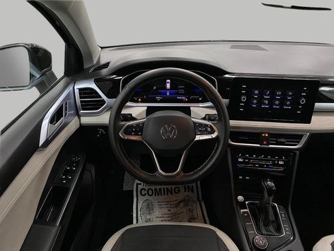 Used 2025 Volkswagen Taos SE AWD/4WD image 13