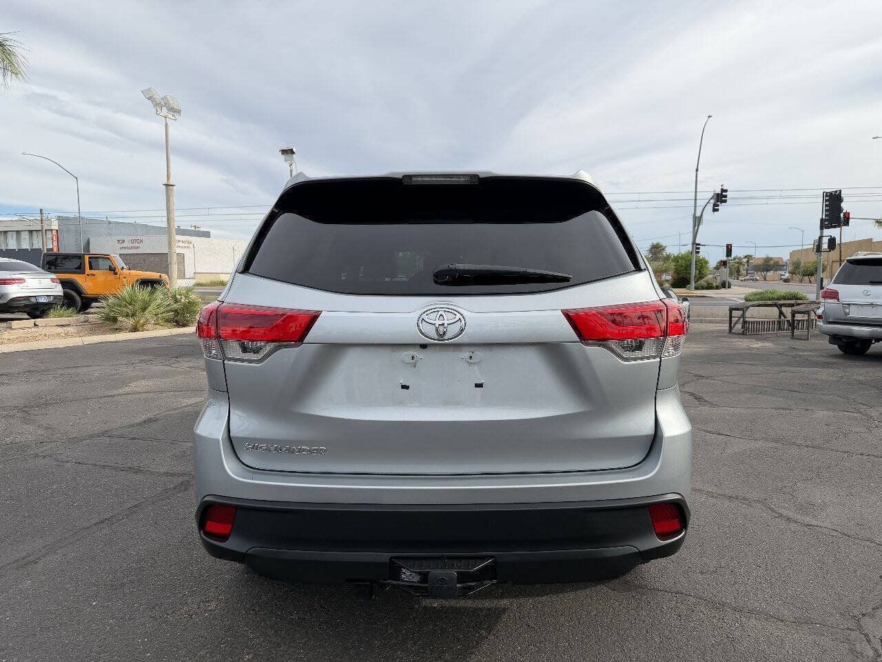 Used 2017 Toyota Highlander LE w/ Carpet Mat Package FWD image 5