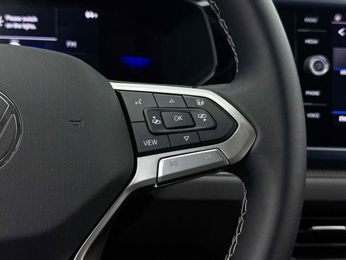 Used 2024 Volkswagen Taos SE image 32